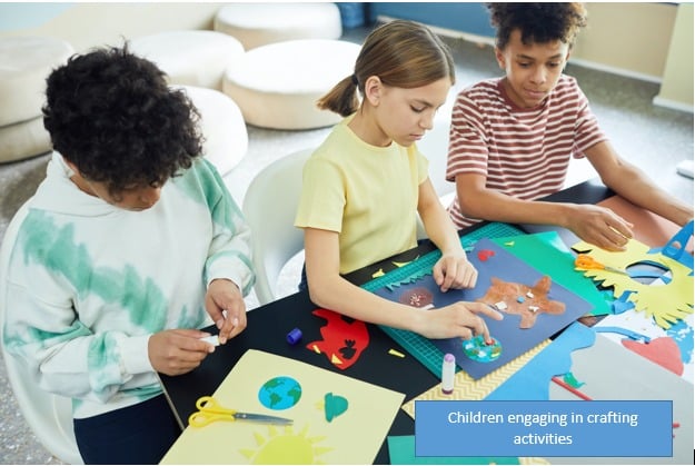 Crianças envolvidas em atividades de artesanato