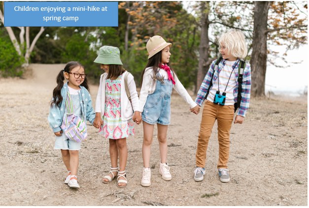 Enfants profitant d'une mini randonnée au camp de printemps