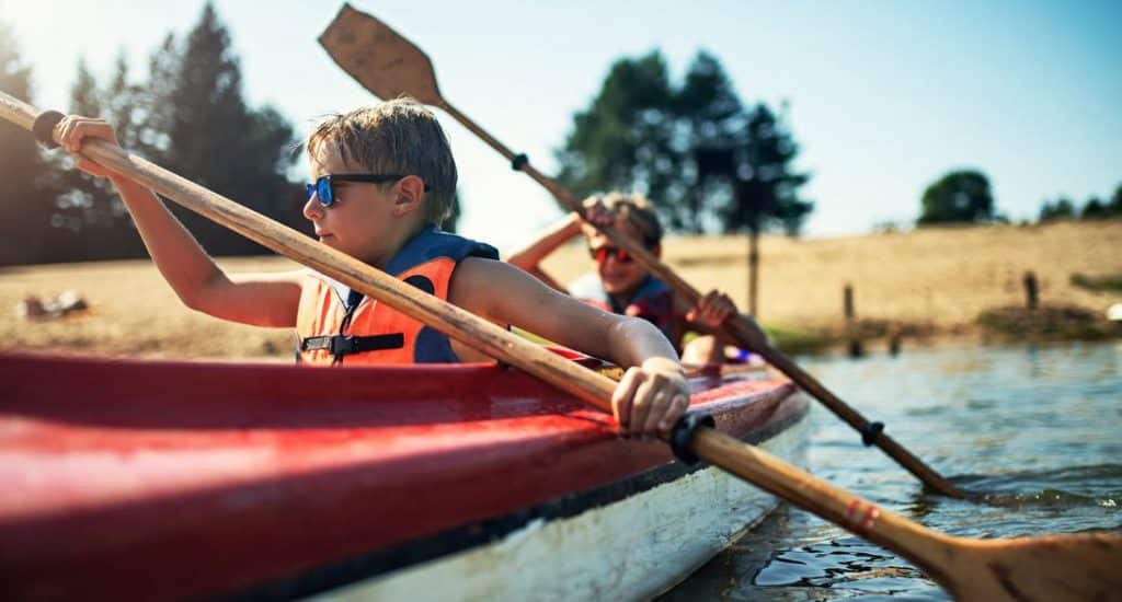 Reglas de seguridad para campamentos de verano para niños alrededor del agua