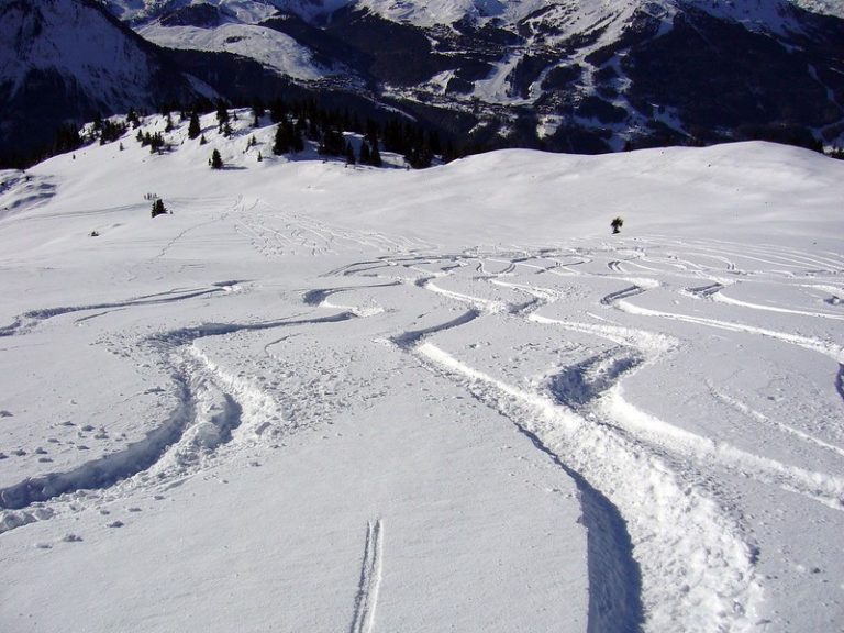 Packen Sie das notwendige Kit ein, ideal zum Skifahren abseits der Pisten