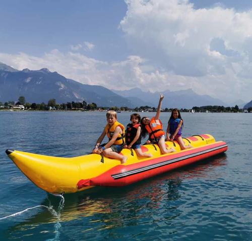 Les Elfes International summer camp - banan boat light